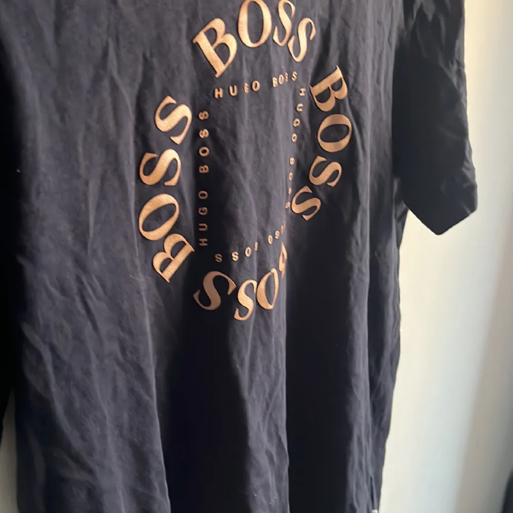 Hej säljer min T-shirt från Hugo boss, inköpt för 2 år sen. Tröjan är inte använd på ett bra tag Darför säljer jag nu den billigt 🤗 skriv om ni har funderingar . T-shirts.