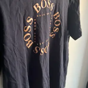 Hej säljer min T-shirt från Hugo boss, inköpt för 2 år sen. Tröjan är inte använd på ett bra tag Darför säljer jag nu den billigt 🤗 skriv om ni har funderingar 