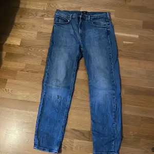 Säljer mina lee slim fit jeans, storlek 31/30. Använda fåtal gånger.