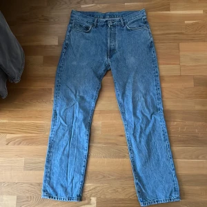 Blå jeans från volt - Jeansen är oanvända och är i storlek M32 L30, köpta på volt. Nypris 900kr.