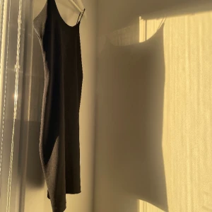 Kläning - Svart stretchig klänning. En av mina favorit basic klänningar. Väldig bra och skön silkeaktig material.