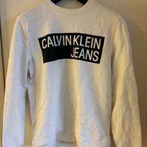 Calvin Klein Vit Tröja Herr - Långärmad vit tröja. Calvin Klein, inköpt ett antal år sedan för 900:-. 