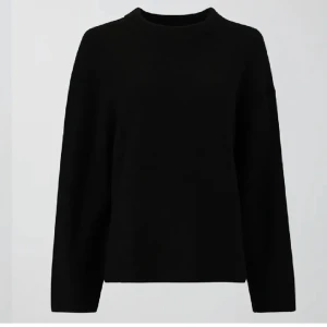 Populär stickad tröja  - Säljer ginas populära ”crew neck knitted sweater”, som är slutsåld i både xxs och i xs, och som inte kommer in i xxs igen. Den är däremot oversized i storleken så passar xxs-s. Köpt på Plick, är i fint skick och är helt oanvänd av mig. Nypris 399💕