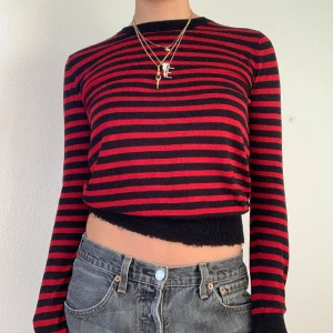 Randig tröja - Randig tröja med coola slitningar