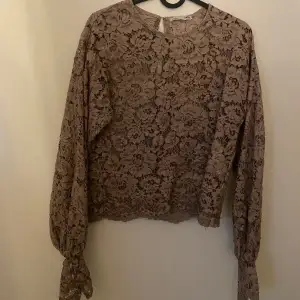 Jätte fin spets tröja ifrån Zara i lila/brun färg!🎀 Hör av dig vid frågor