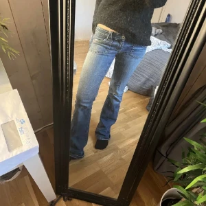 jeans - säljer de här svin snygga och unika jeansen ifrån only, köpta på plick för ungefär ett halvår sen och nästan aldrig använda,🥰 Mått: midja: 39 höft: 42 Innerbenslängd: 80❤️ Läs min bio🥰