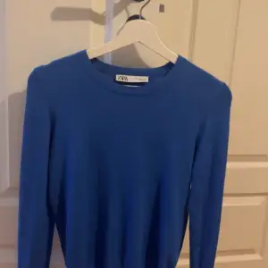 Säljer min blåa stickade tröja från zara i storlek S,  Nästan ny då den är testad en gång men de var inte riktigt min stil😊💗 Skriv privat för fler bilder💗