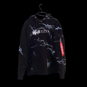Alpha Industries Hoodie - NEDSATT FRÅN 750:-! Alpha industries hoodie! Storlek M Varm & skön tröja. Skick 10/10, använd enstaka gång.