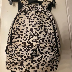 Ryggsäck - Stor ryggsäck från Adidas. Lägg märke till missfärgningen på axelbandet. Skicka pm för tydligare bild.