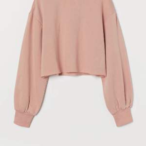 En rosa croppad sweatshirt från H&M. Använt fåtal gånger, så den äri mycket bra skick. I storlek XS!