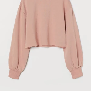 Croppad sweatshirt  - En rosa croppad sweatshirt från H&M. Använt fåtal gånger, så den äri mycket bra skick. I storlek XS!