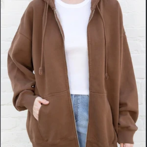 Brandy Melville hoodie - En jättefin, brun brandy Melville hoodie. Skriv privat för flera bilder💕