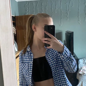 Rutig skjorta - Fin rutig skjorta från Lager 157! Köpt second hand men i väldigt fint skick och endast använd ca 2 gånger av mig🩵 Skriv för fler bilder eller mer information!