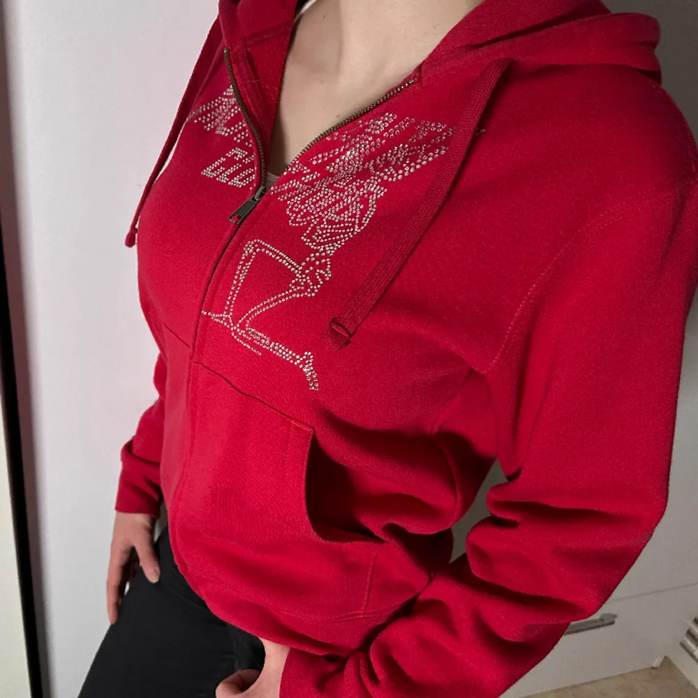 Röd hoodie ❣️passar XS/S. Hoodies.