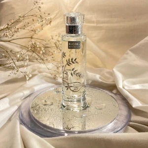 Björk&Berries Parfym - Parfym från Björk&Berries i doften ”white Jasmine” som tillhör ett utgått sortiment. Är en 50 ml eau de parfum som doftar länge och gott🤍{Endast använd ett fåtal gånger} Köparen står för frakten!