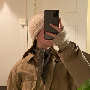 Så fin virkad scarf 🎀 - 💘 Virkad scarf. Så himla fin & perfekt sista touch till en outfit.  💘 Supermjuk & värmande.  Virkas på beställning. Önskas en speciell färg går det att lösa 💘💘  