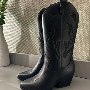 Cowboy boots - Skit snygga cowboy boots som tyvärr inte passade mig, storlek 38.