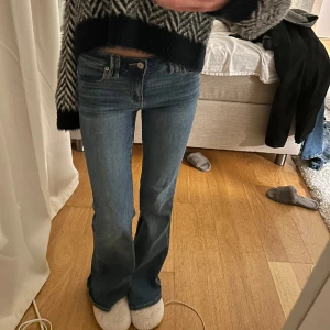 Lågmidjade jeans  - så snygga lågmidjade jeans med detaljer baktill! från American Eagle, köpta i usa!!❤️‍🔥😊🙌 knappt använda!! 