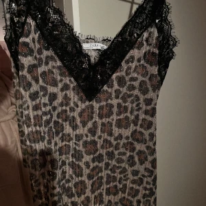 Zara - Leopard paljett linne ifrån Zara i strl S 🧸