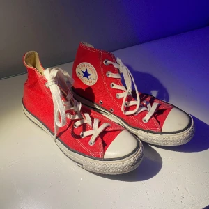 Converse - Högra röda Converse, fräscht skick, storlek 37 men passar 38 också 