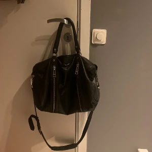 Zadig väska sunny bag medium  - Svart Zadig väska äkta! Köpt här på plick. Jättefint skick och inga defekter 