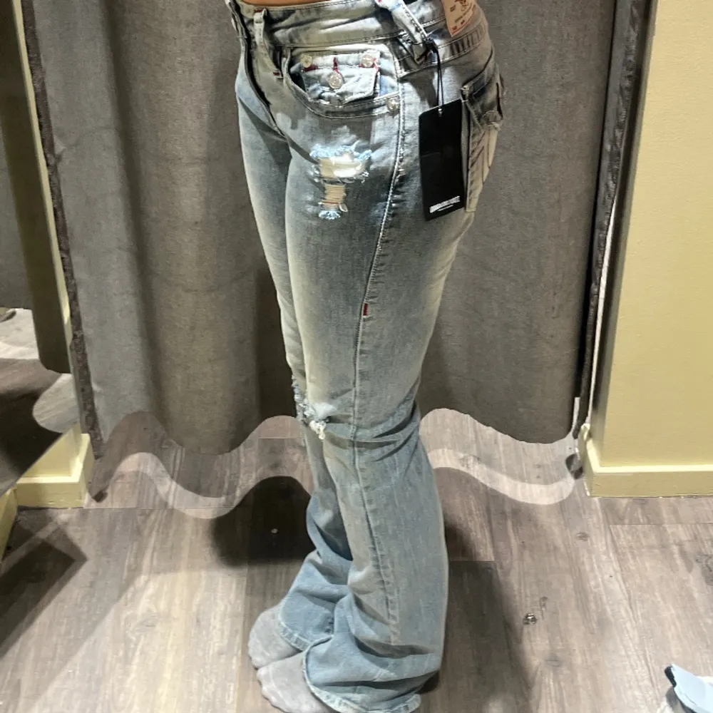 säljer dessa otroligt snygga jeansen som fortfarande har prislappen kvar, dem har inga defekter då dem inte är använda! dem är även slutsålda! OBS: säljer vid bra  pris,  lägg prisförslag!!!!!!!. Jeans & Byxor.