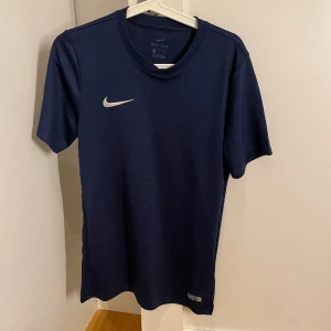 Nike tshirt  - Nike tshirt i storlek s