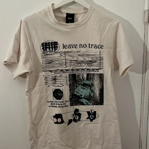 HUF t-shirt - Krämvit/beige T-shirt från HUF. Använd 3 gånger men säljer för att den är för liten så mycket bra cond fortfarande.  