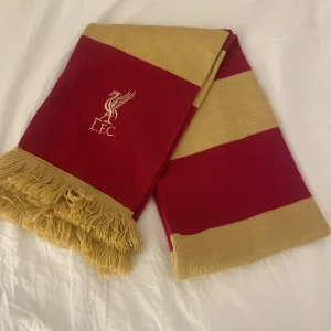 Liverpool halsduk - L.F.C halsduk köpt på Anfield och endast använd 1 gång så ”nyskick”❤️ 