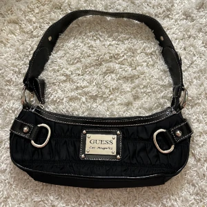 Väska guess - Guess handväska, verkligen superfin och passar till allt. Den är i superbra skick utan några defekter. Säljer då jag har för mycket väskor. Vill du köpa trycker du på köp nu, jag postar inom 24h