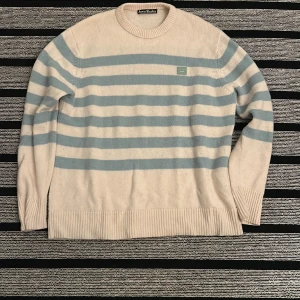 Acne studios tröja - Stickad tröja från acne studios Material: 100% ull Storlek Small men sitter något större.  Tröjan är i nyskick.  Nypris: 4500 kr