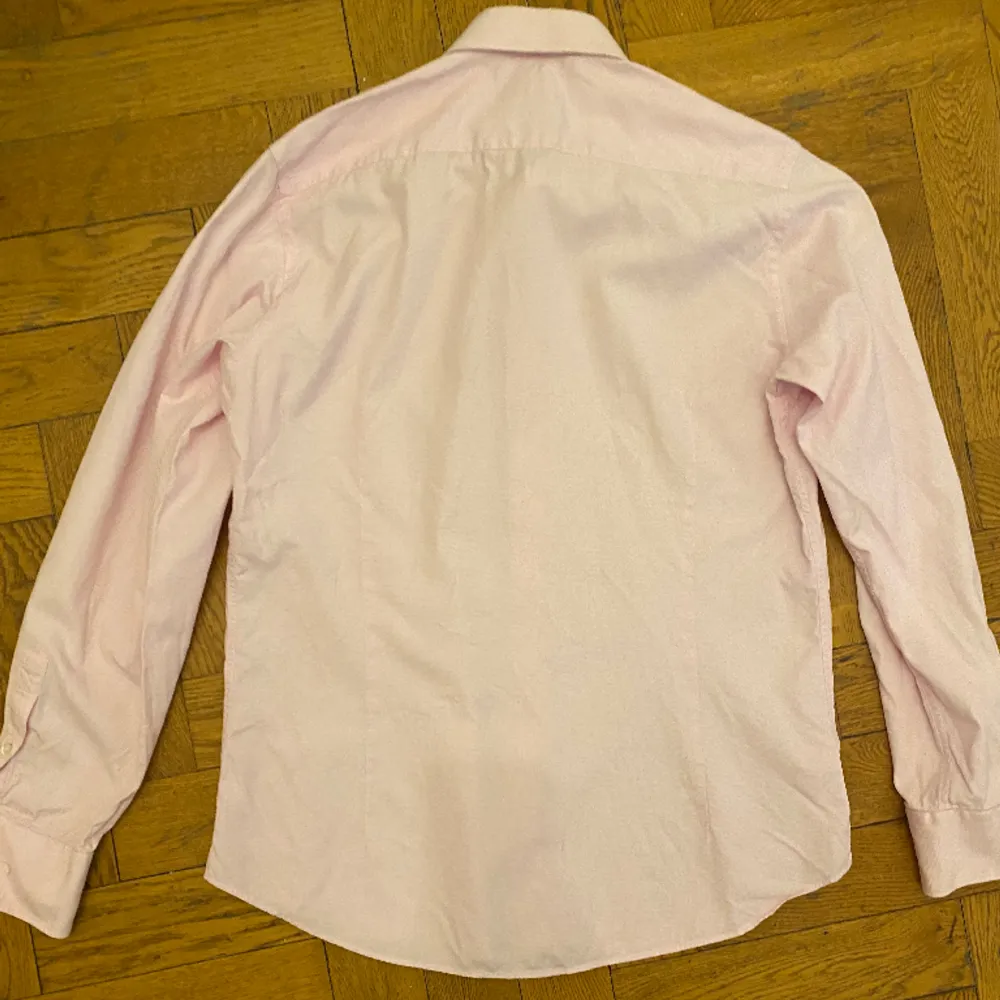 Massimo dutti  skotta, färg rosa stl 41 i jätte fint skick . Skjortor.