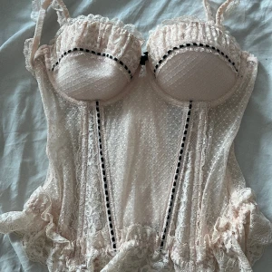 Korsett bustier från H&M  - En ljusrosa korsett från H&M  Storlek 36 kupa B  Reglerbar i ryggen och i banden Går att plocka bord axelbanden