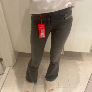 Diesel jeans - Super fina helt nya och oanvända grå jeans med lappar kvar från diesel. Kostar 1550kr nypris och eftersom de är nya säljer jag för 960kr. Lågmidjade och utsvängda. Pris kan diskuteras. TRYCK EJ PÅ KÖP NU OM VI INTE STÄMT AV DE