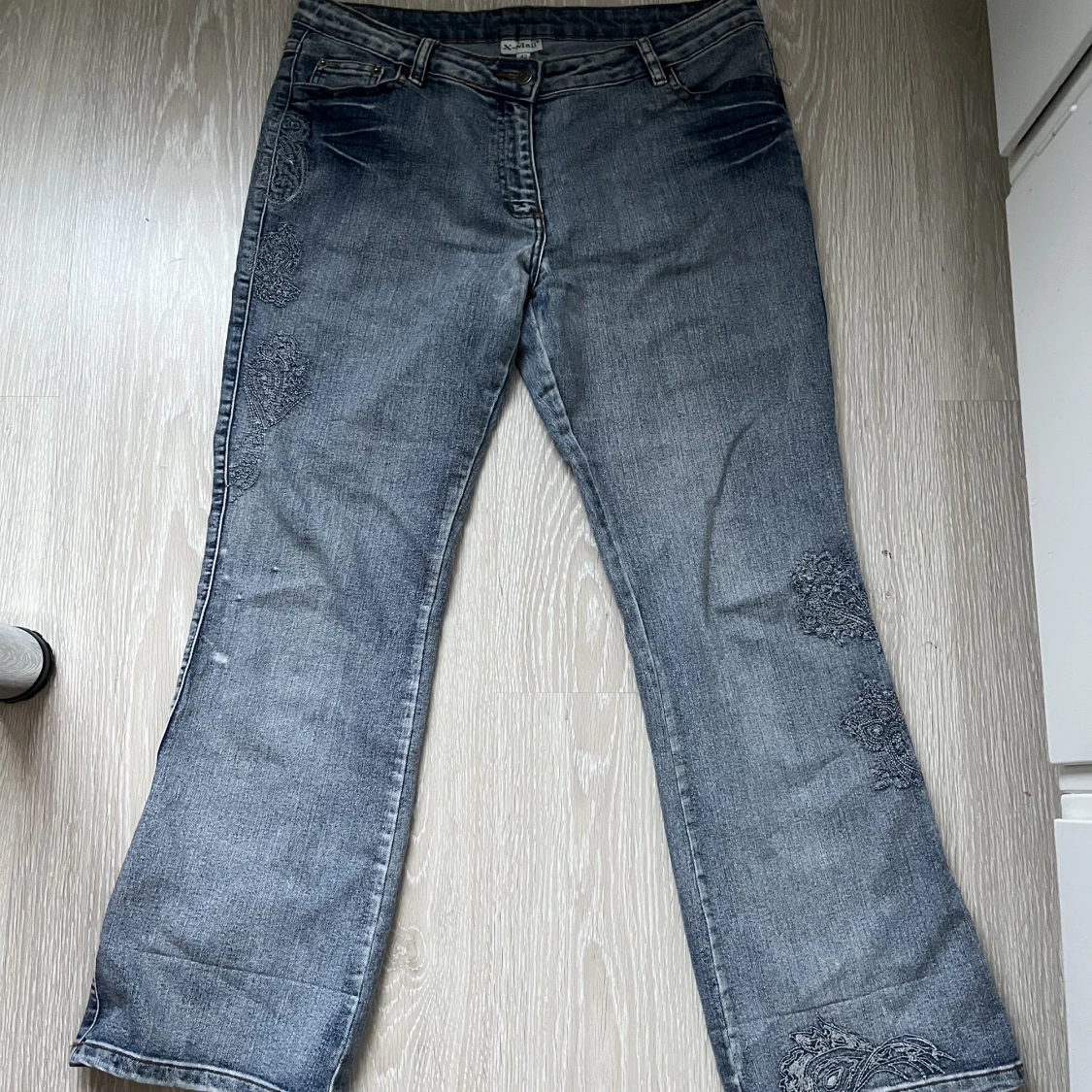 Bootcut jeans med broderi - 90