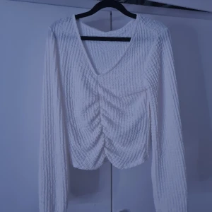 Fin tröja  - (Ni betalar frakten) väldigt festlig tröja som aldrig är använ med lappen kvar