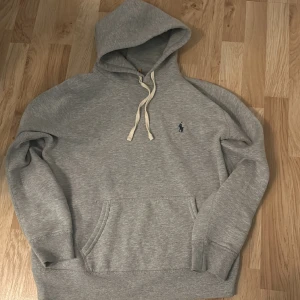 Ralph Lauren hoodie - En Ralph lauren hoodie i skick 9/10 då den är använd runt 5 gånger men inget som syns. Köpt på care of Carl för 2000 men saknar kvitto och prislappar därav priset. Perfekt till vintern då den är väldigt varm och skön. Skriv ifall du undrar något💬