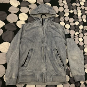First edition stone island zip up  - Vill sälja denna stone island zipup eftersom den passar it mig längre😕 Den är i jättebra skick ser inga problem med den