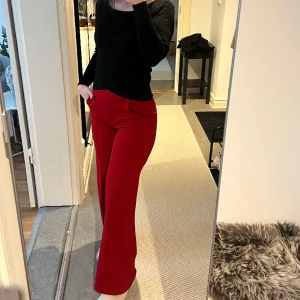 Röda vida byxor - Endast använda en gång så är i nyskick. Obs stora i storleken!! Frakt tillkommer ❤️