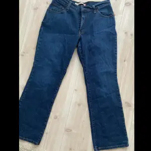 Jätte snygga vintage Levis jeans men tyvärr för stora för mig!💗  De är i strl 10 (38/M) och längd 30!