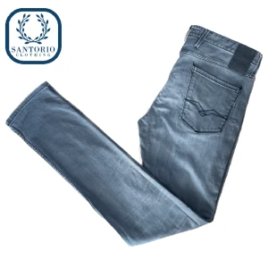 Replay Anbass Jeans - Trendiga Replay Anbass jeans i 9/10 skick! Storleken är W33 L36 (passade inte modellen, men dig runt 175-185cm) Nypris: 1700kr Skriv vid frågor🙌