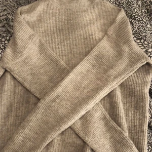 Tröja  - 2 finna tröjor som inte kom till användning. Behövs fler bilder är de va att skriva. Eller om de finns något ni undrar ❤️kan prata om pris 