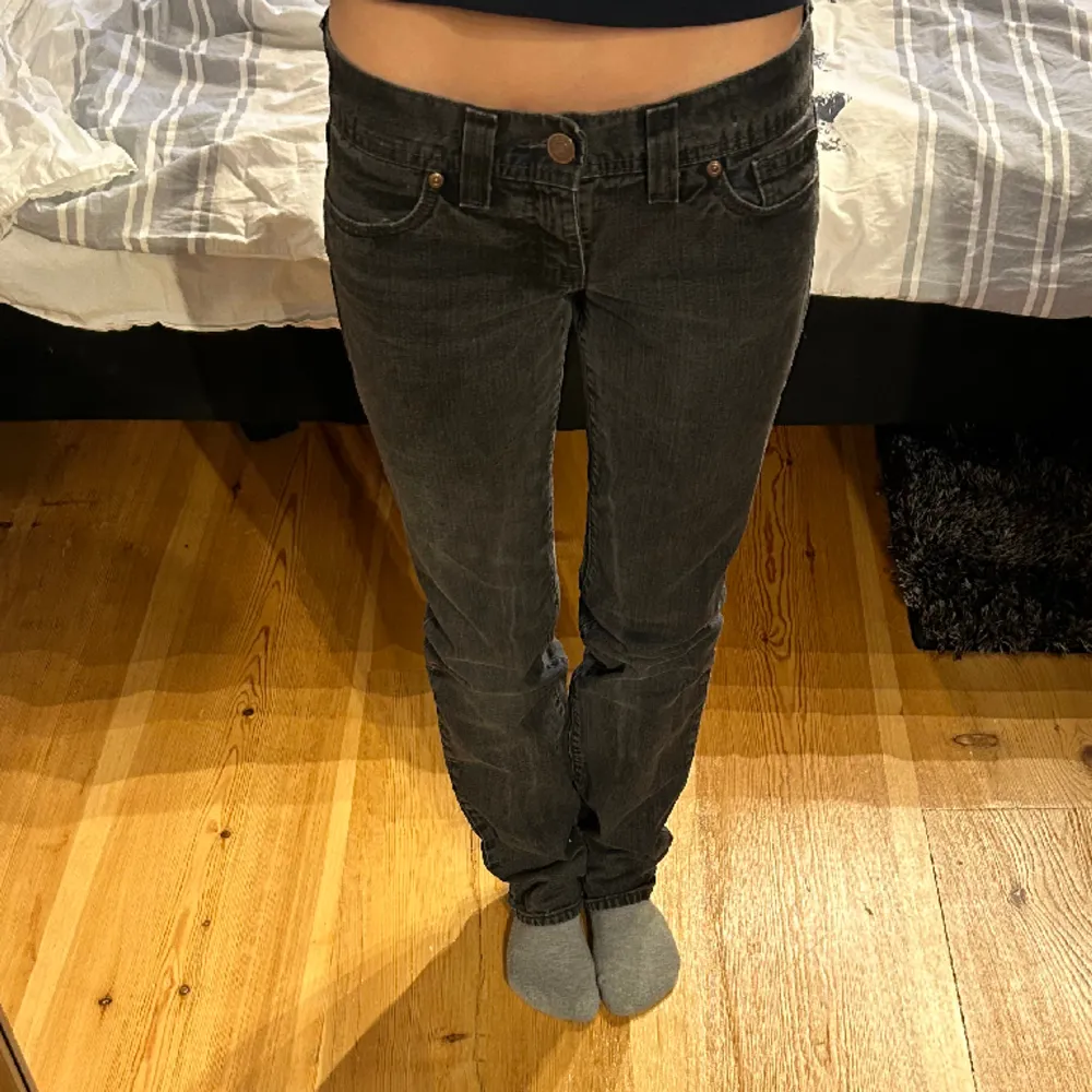 Snygga svarta lågmidjade jeans!! Innerbenslängden är 81 cm och midjemåttet är 40 cm rakt över! Jag är 163 cm som referens! 💕 Se profil för fler snygga jeans! . Jeans & Byxor.