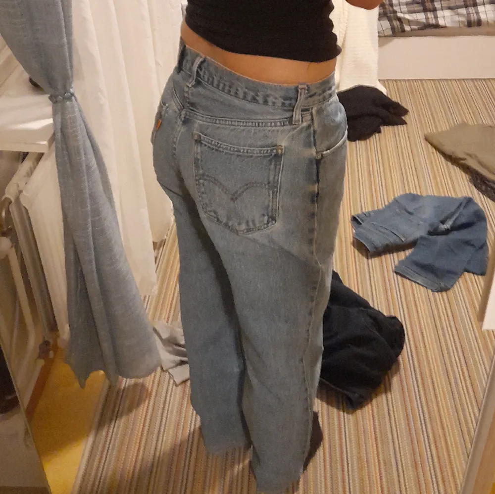 Mid waist vintage levis jeans i väldigt bra skick, säljer eftersom jag har redan ett liknande par 🩷 Vet ej den exakta storleken men skulle säga 36/38. Jeans & Byxor.