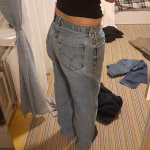 Mid waist vintage levis jeans i väldigt bra skick, säljer eftersom jag har redan ett liknande par 🩷 Vet ej den exakta storleken men skulle säga 36/38