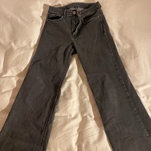 Jeans  - Säljer dessa jeans som är köpta från Åhléns men märket är ”C.W”. Jeansen är i strl 36 och är i bra sick, de köptes för 600 kr men säljs för 200 kr + frakt.💕