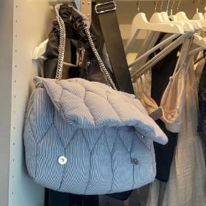 Zara väska som är blå/vit randig! Fin och rymlig säljs inte längre