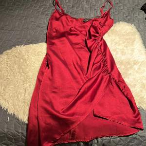Röd sidenklänning/satinklänning Storlek UK12 EU40 från PLT Säljes för 150kr+fraktpris
