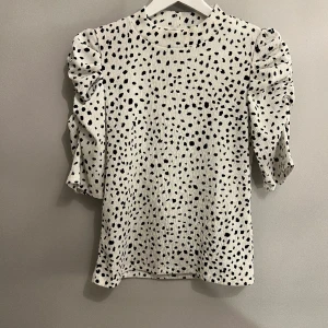 Blus - Jättefin blus som är använd fåtal gånger. Blusen är i stl xs, och säljer den för 120kr + frakt men priset kan även diskuteras. Skriv för flera bilder!💞
