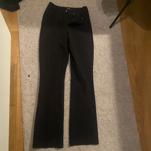 Kostymbyxor 👍🏻💞❤️ - Kostymbyxor från Bikbok💞😍 Använda rätt så ofta men ändå väldigt fint skick👍🏻❤️ Köptes för 400 och säljer nu för 250 kr men såklart kan pris diskuteras😍💜❤️